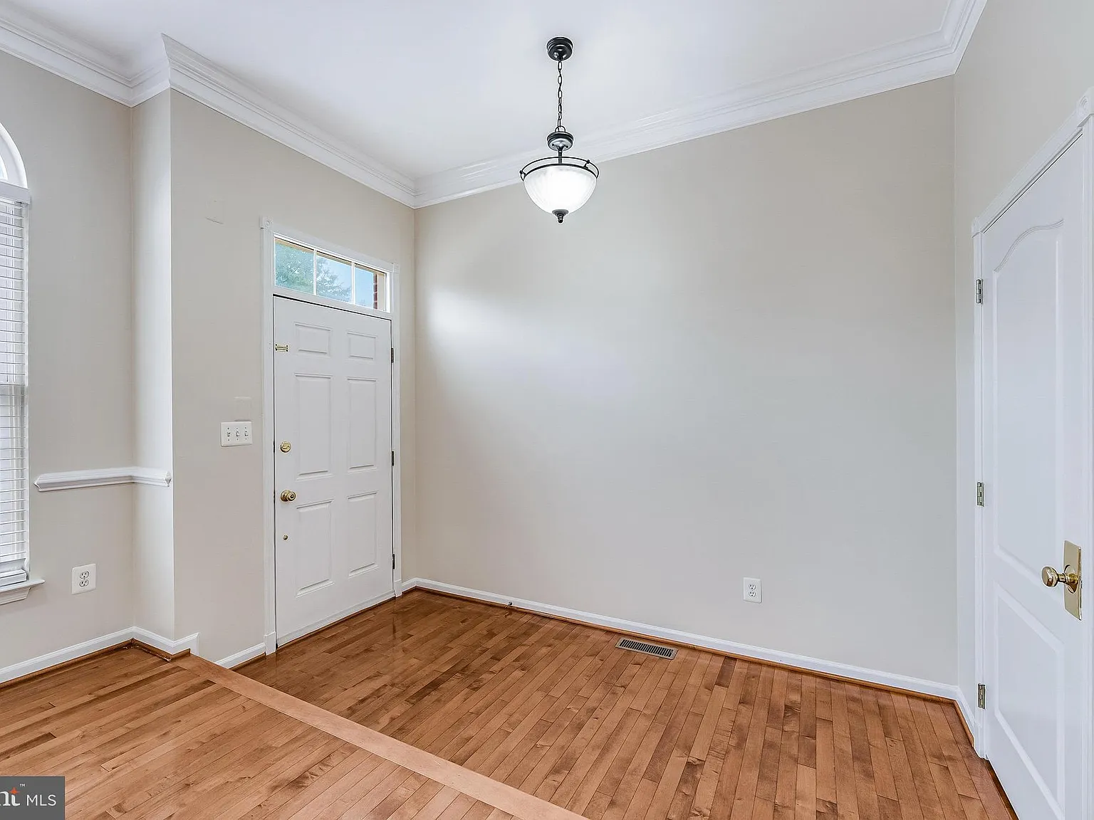 3 bed, 3.5 bath, 2728 sqft, $3,500 — Photo 3