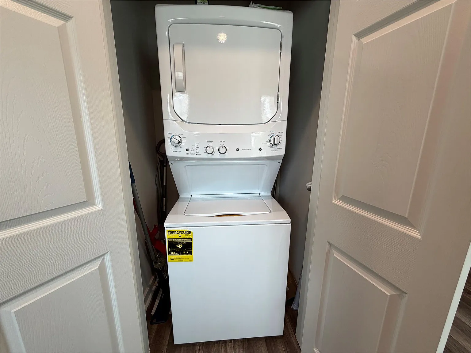 3 bed, 2.0 bath, 2201 sqft, $2,100 — Photo 4