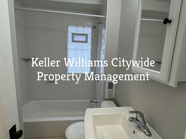 3 bedroom with a den 2 full bath up unit in Lakewood — Photo 23