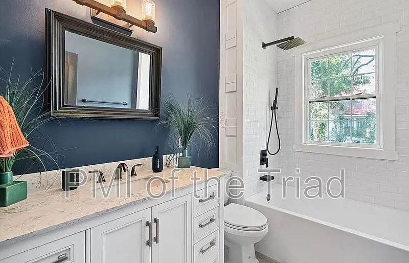 3 bed, 3.0 bath, 2440 sqft, $2,500 — Photo 4
