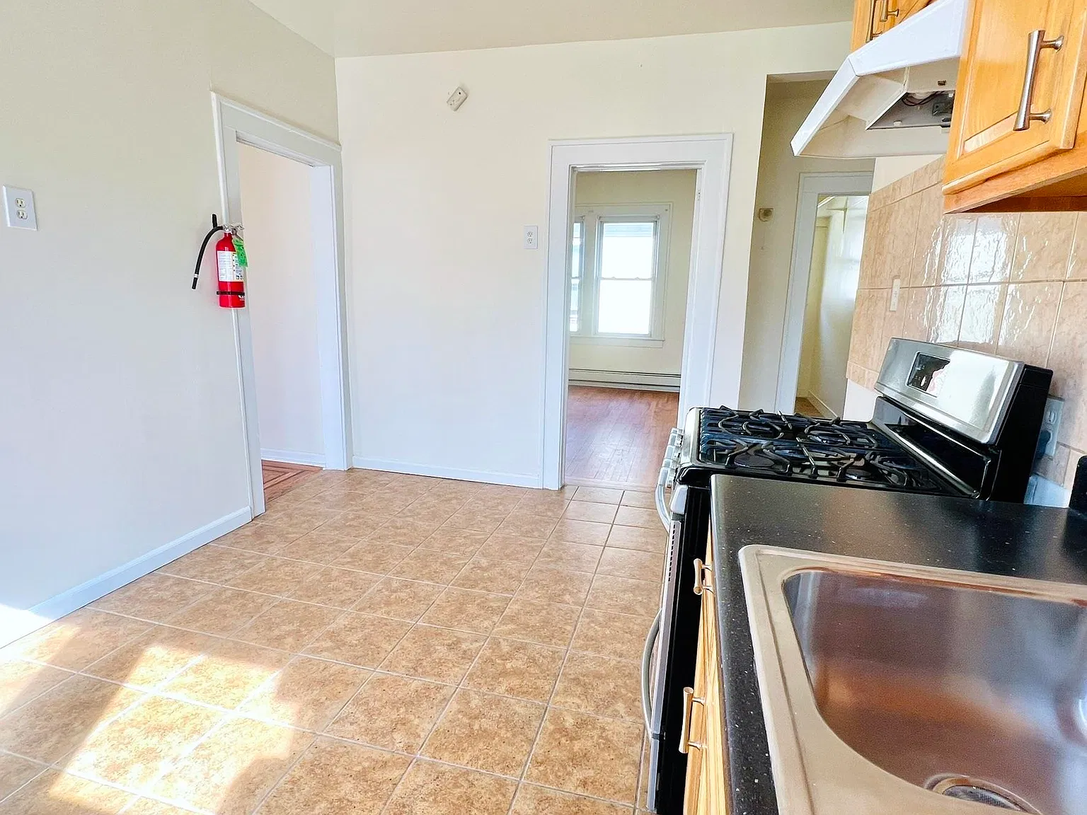 3 bed, 1.0 bath, $2,200 — Photo 4