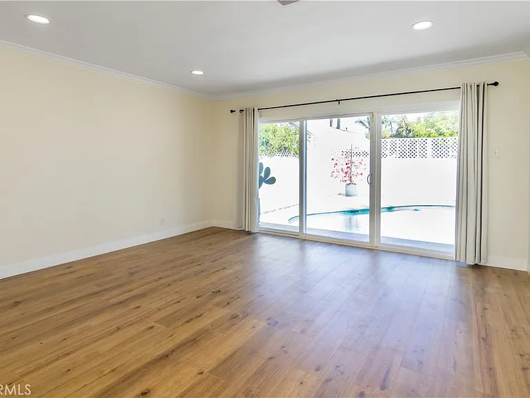 1094 S Plymouth Blvd — Photo 18
