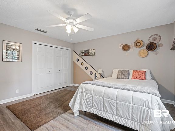 5th image of 110 Leigh Cir