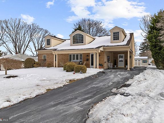 3rd image of 2037 Woodside Ln