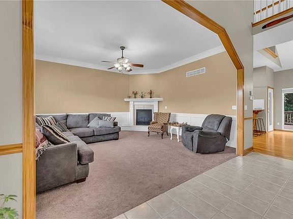 4th image of 1244 SE Scenic Dr