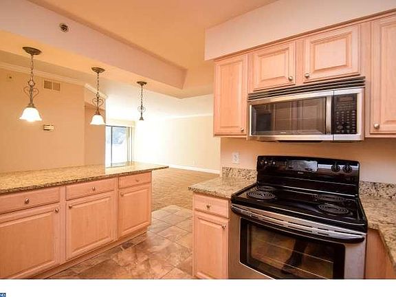 3rd image of 1704 N Park Dr APT 408