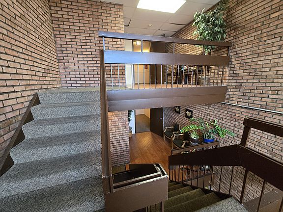 Wide & open staircase