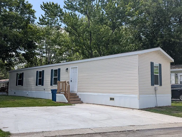 Avon Lakes Estates — Photo 29