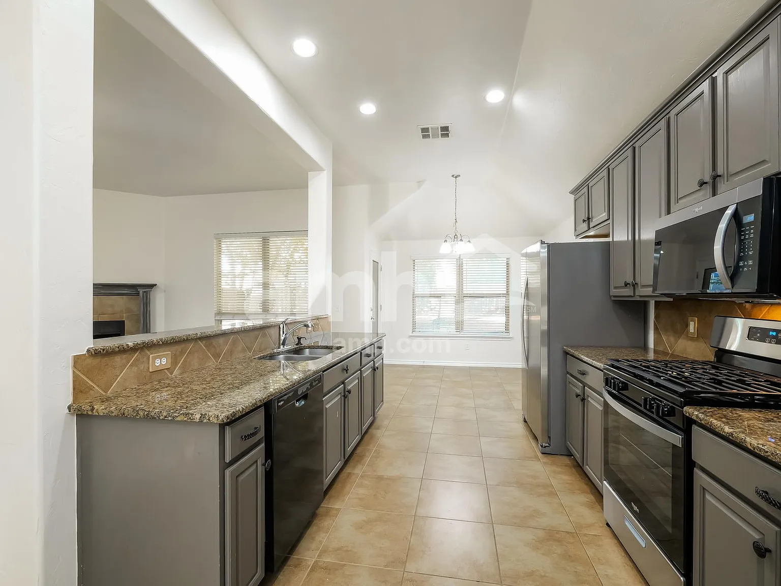 3 bed, 2.0 bath, 1931 sqft, $2,010 — Photo 3