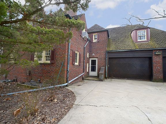 2nd image of 2221 Twin Oak Rd
