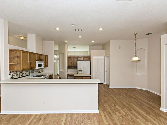 4th image of 2040 Forest Gate Dr W