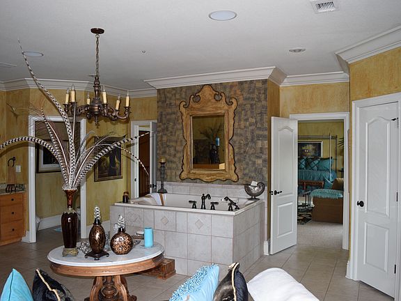 5th image of 136 Parkwood Dr