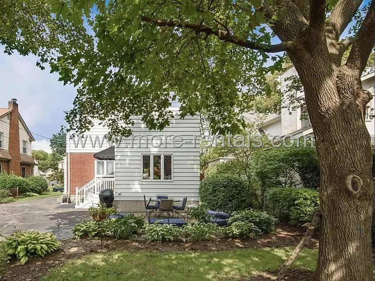 2481 Powell Ave — Photo 17
