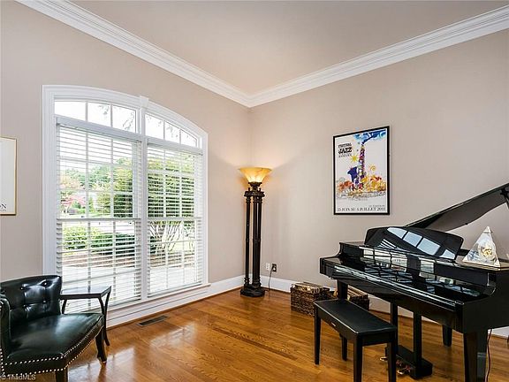 5th image of 1901 Rosevilla Ln