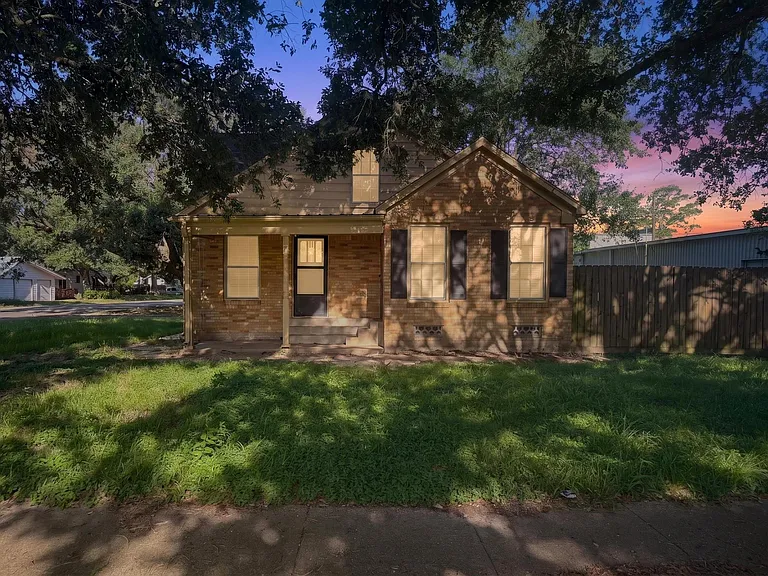 2313 Avenue L — Photo 30