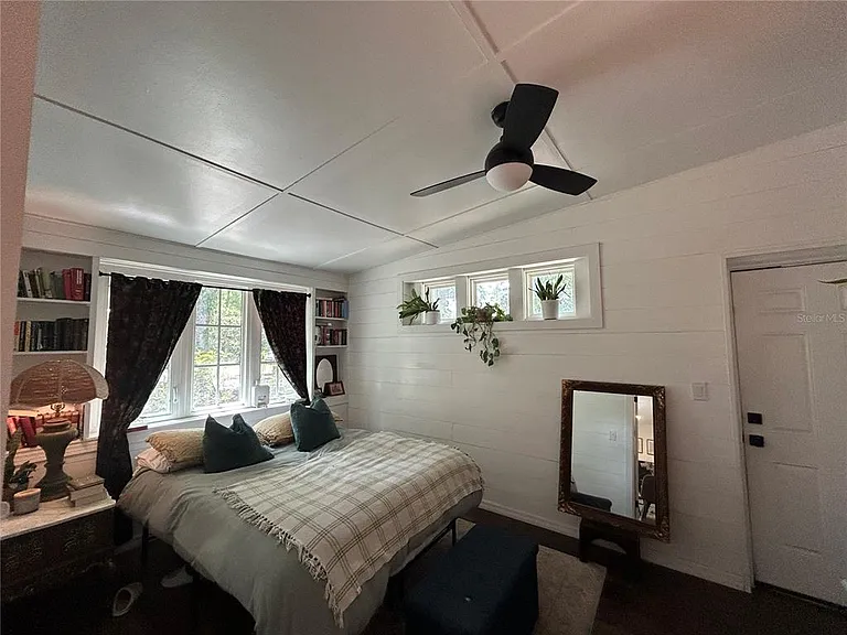 816 NE 9th Ave — Photo 17