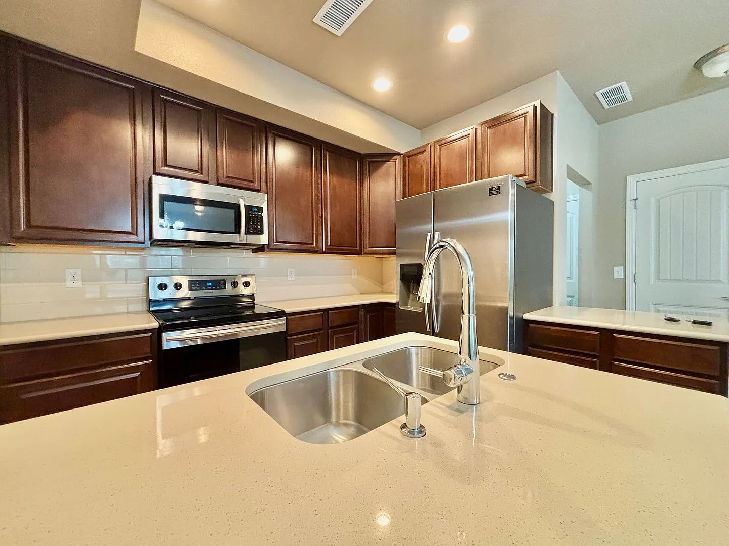 Beautiful 3 bed, 2.5 bath Townhome in West Windsor! — Photo 4