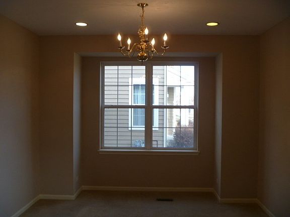 4th image of 380 Rockland Ave
