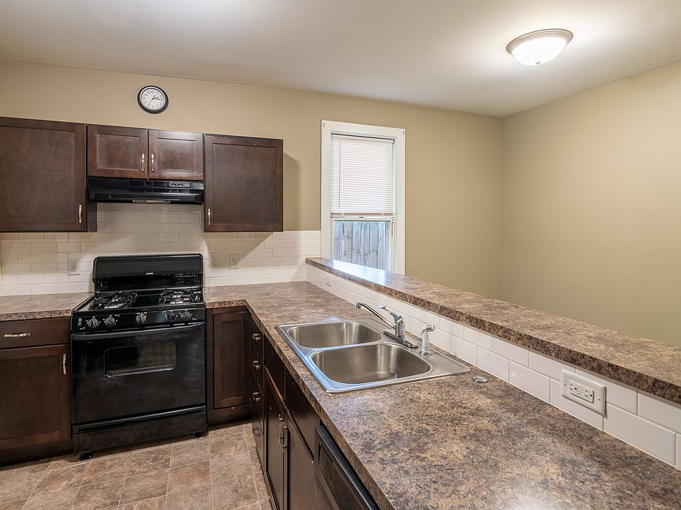 1st image of 465 Crescent St NE #465