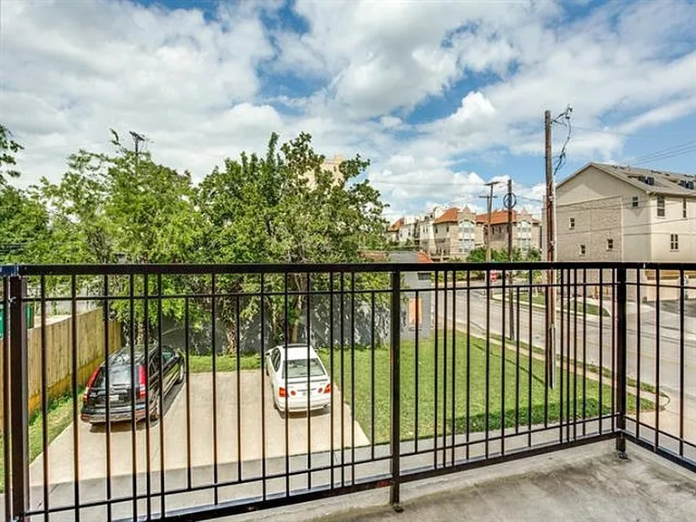 1406 Pecos St — Photo 10