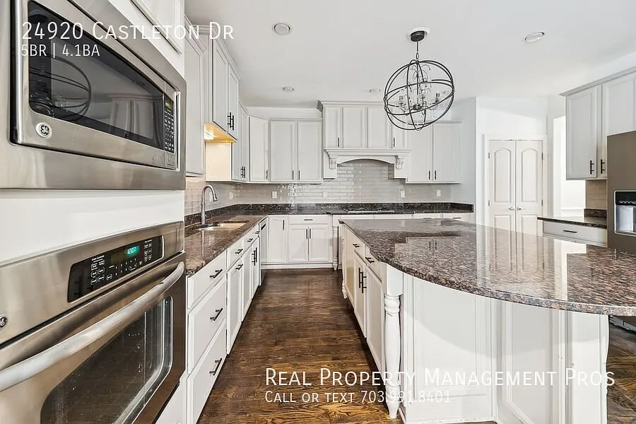 Coming Soon! Stunning 5 Bedroom 4.5 Bath Villa Style Town Home in Avonlea for rent! — Photo 3