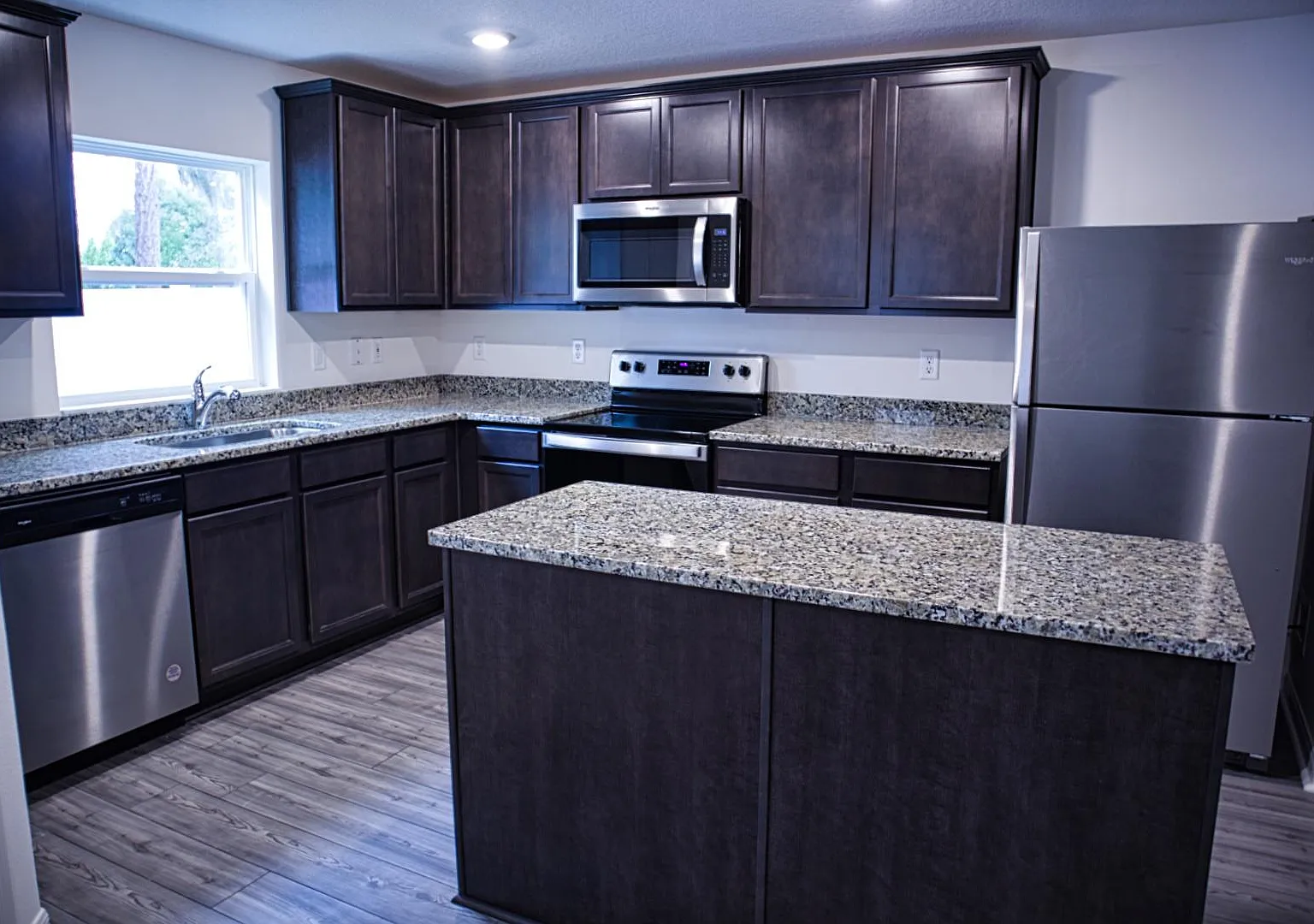 3 bed, 2.5 bath, 1731 sqft, $2,145 — Photo 2