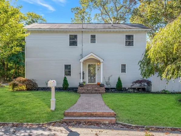 228 Blue Point Road, Farmingville, NY 11738