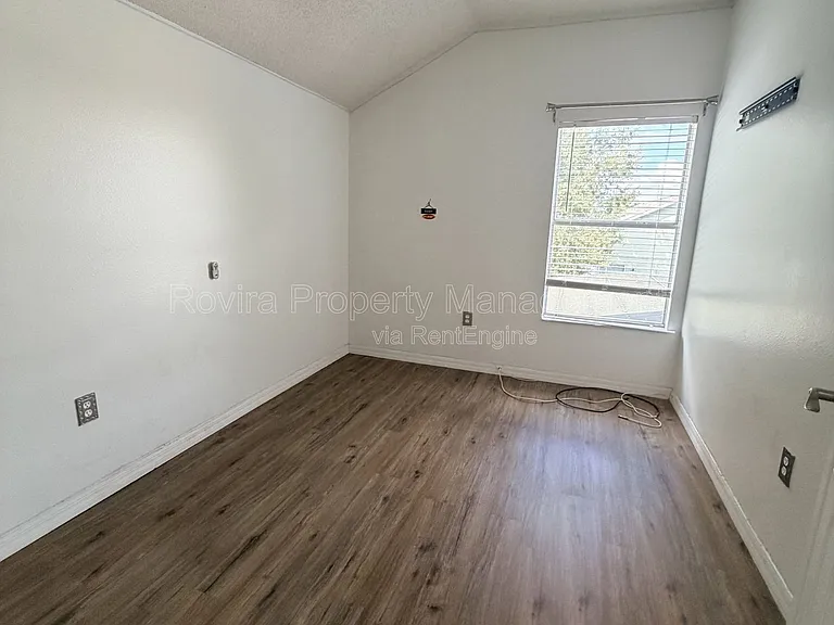 218 Ronaldale Ave — Photo 4