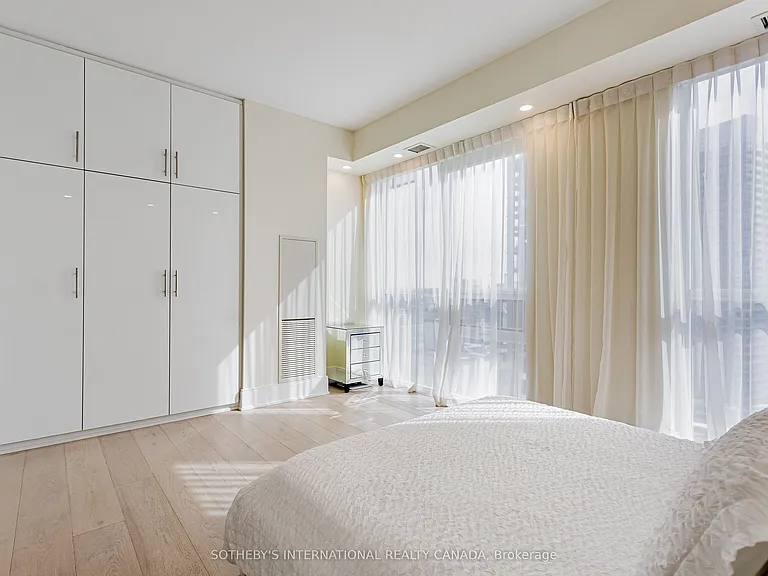 70 Roehampton Ave #2014 — Photo 21