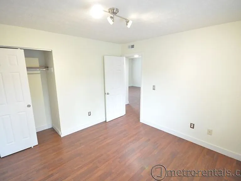 188-190 E Kinnear Aly #192 — Photo 10