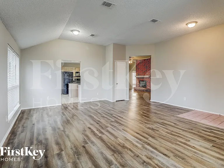 912 Winterbury Ct — Photo 4