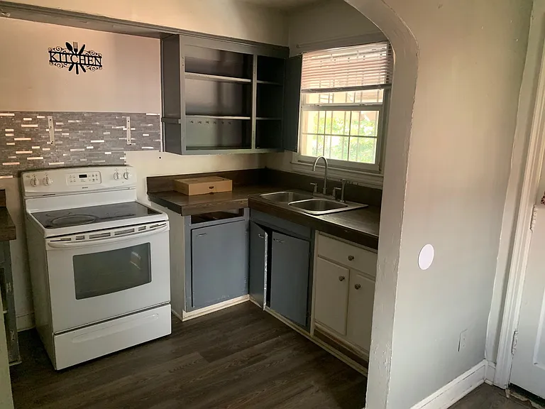 1191 N Graham St — Photo 4