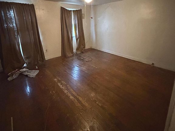 5th image of 411 Main St