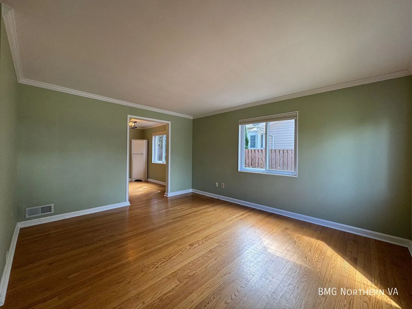 Beautiful 2 Bed 2 Bath Semi-Detached Brick Home In Groves Mt — Photo 3