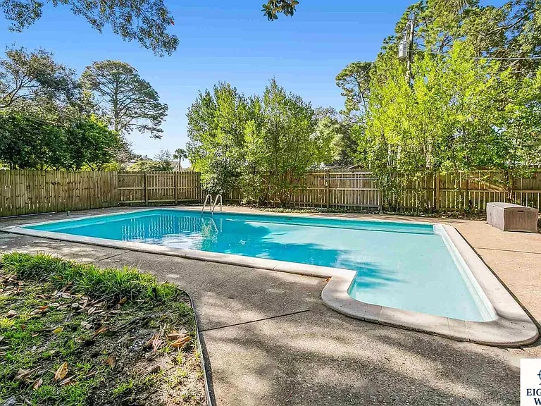 110 Florida Ave — Photo 2