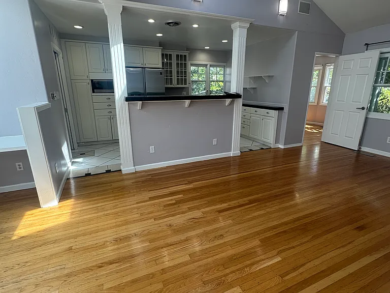 1613 Mariposa Ave — Photo 5