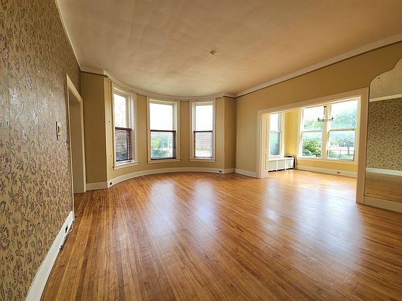 5th image of 814 Center Ave APT A
