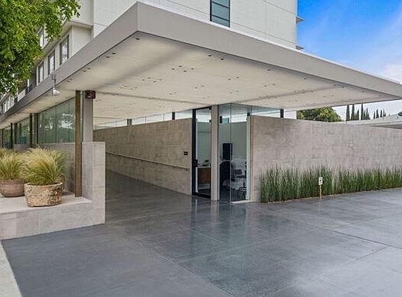 Entry with Valet service