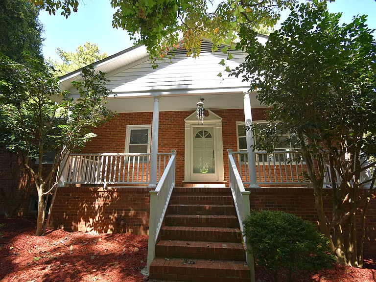 1800 Kirkwood Dr — Photo 2