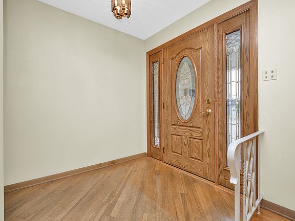 4th image of 10025 Parke Ave