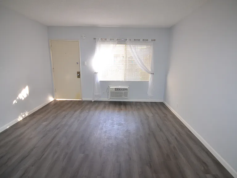 6919 Sepulveda — Photo 11
