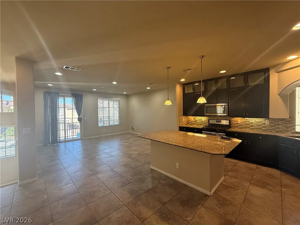 4 bed, 2.0 bath, 2641 sqft, $2,550 — Photo 4