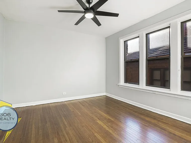 Hyde Park Apartments — Photo 15