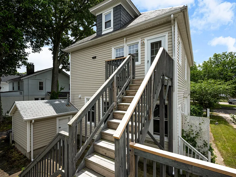 220 E Randall Ave — Photo 4