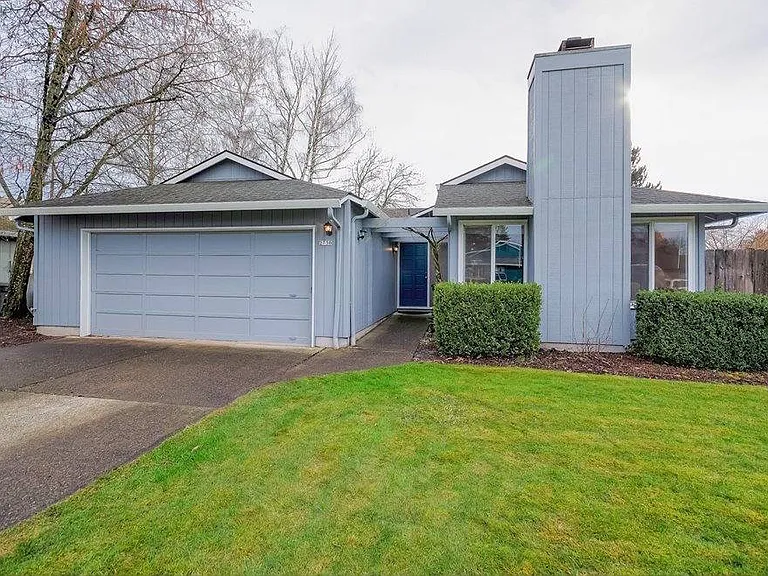 2730 NE Laura St — Photo 2