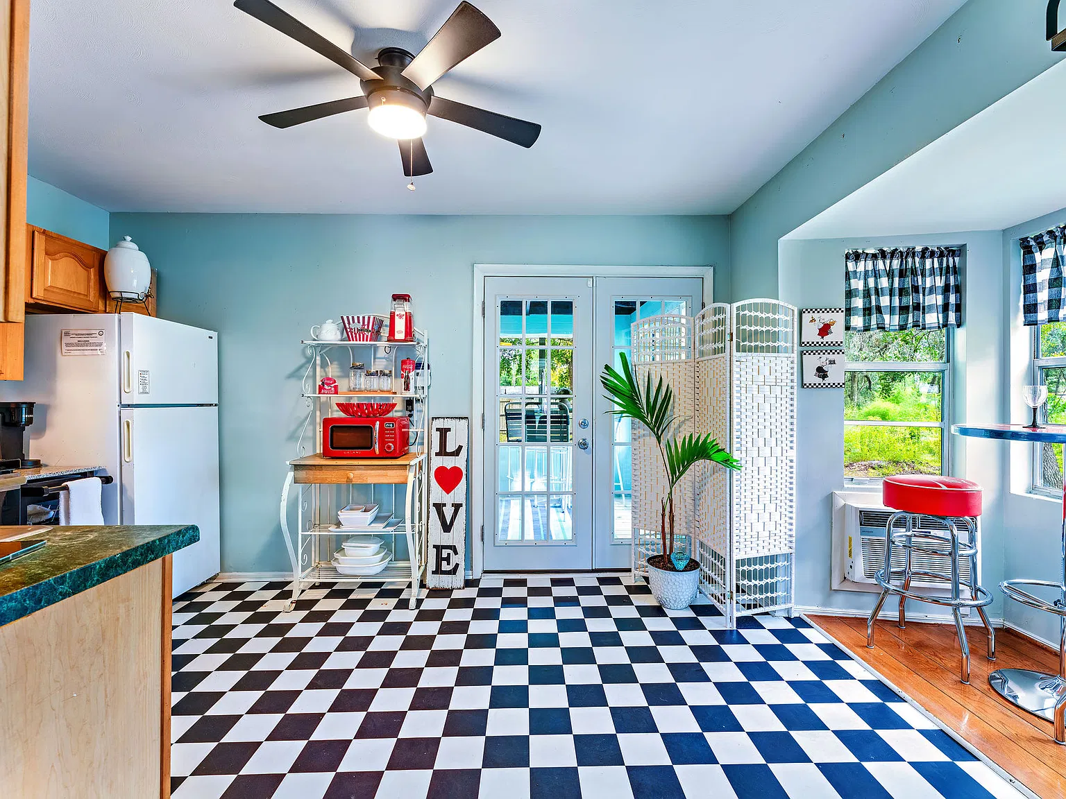 2 bed, 1.5 bath, 870 sqft, $2,200 — Photo 2