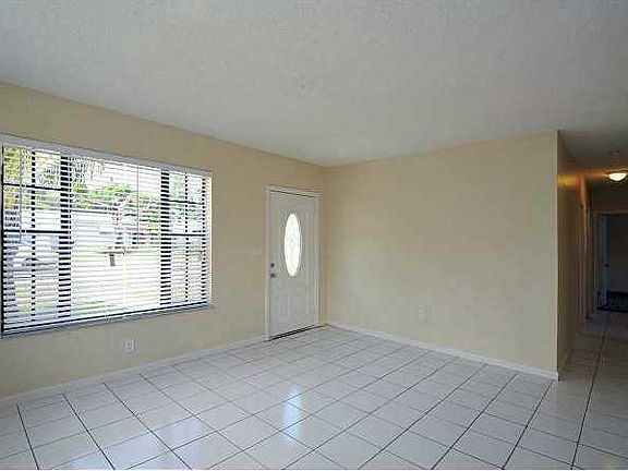 4th image of 1275 NE 157th St