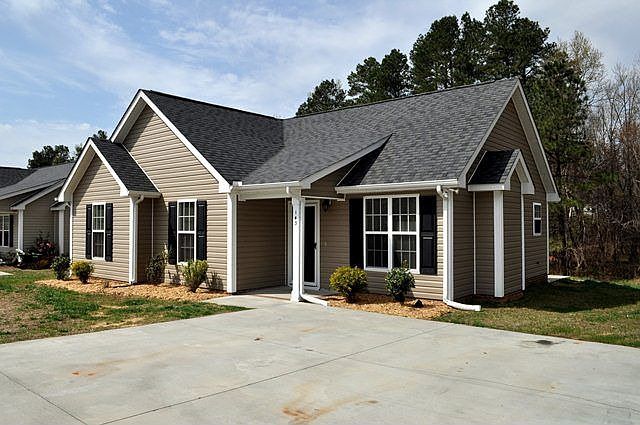 1st image of 143 Carriage Hill Dr