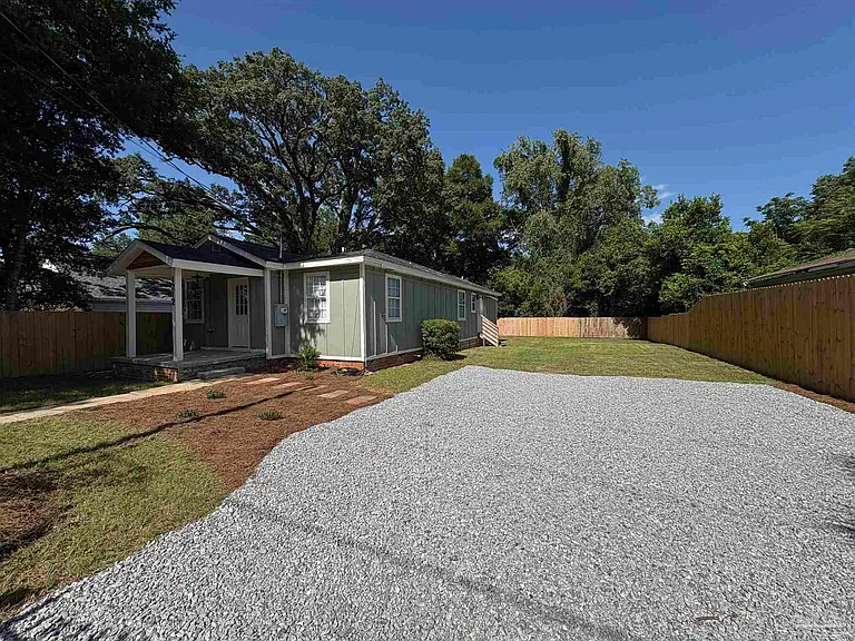 1212 N East St — Photo 38
