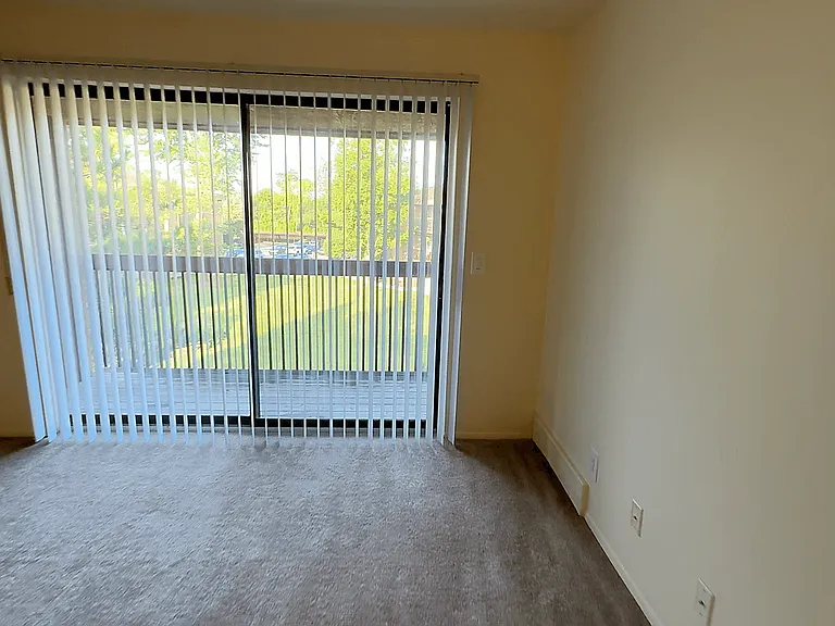 Lakeside Village Apartments — Photo 97
